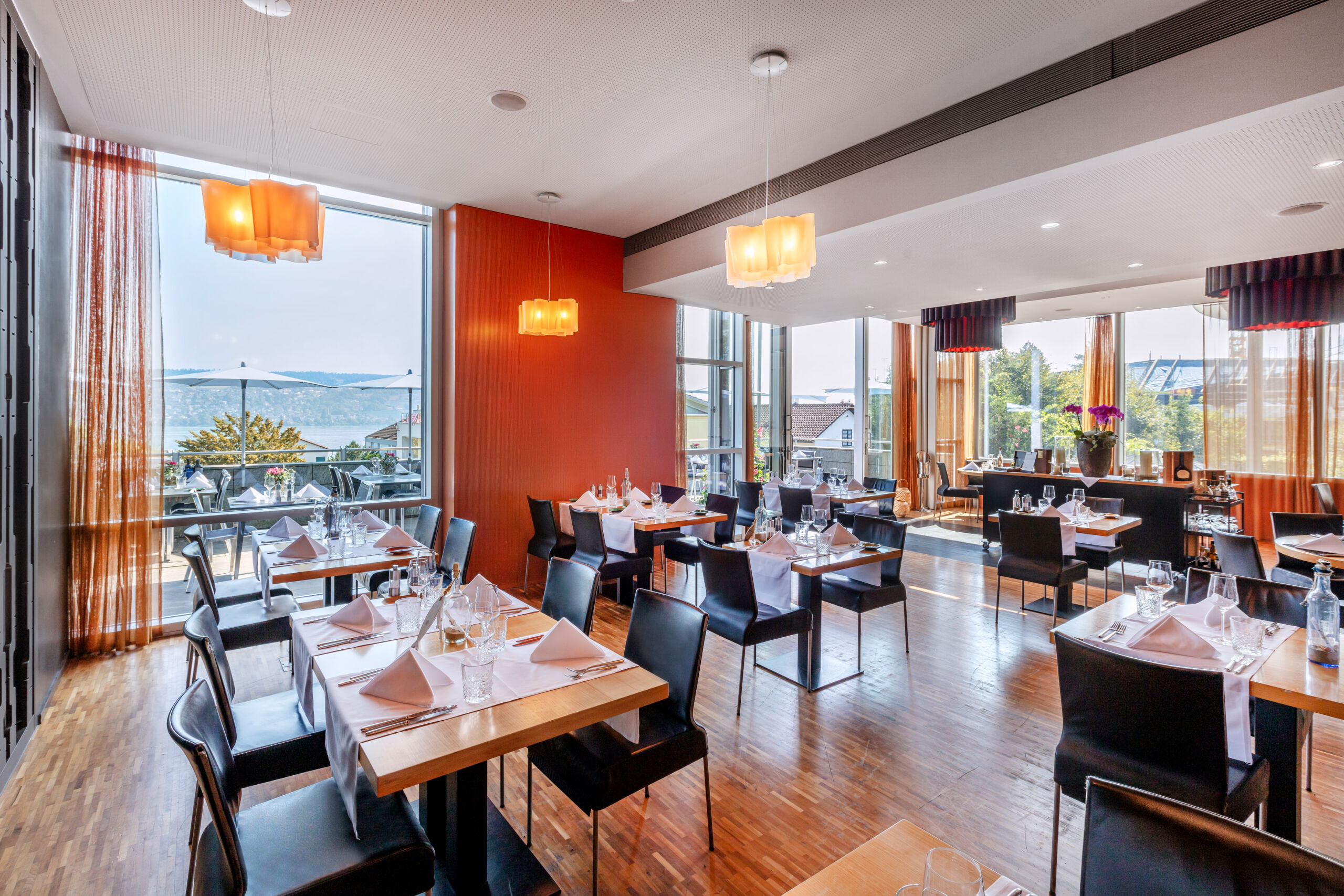 Restaurant Sedartis in Thalwil, Innenraum mit schöner Aussicht auf den Zürichsee